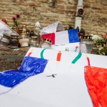 Lietuvoje tylos minute pagerbtos išpuolių Paryžiuje aukos