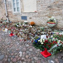 Lietuvoje tylos minute pagerbtos išpuolių Paryžiuje aukos
