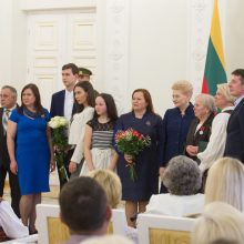 Tarp prezidentės apdovanotų motinų – ir Seimo pirmininko mama