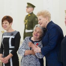 Tarp prezidentės apdovanotų motinų – ir Seimo pirmininko mama