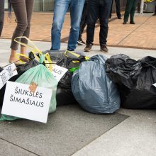 Protestas: vilniečiai šiukšles veža prie savivaldybės