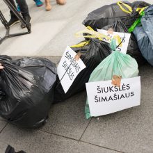 Protestas: vilniečiai šiukšles veža prie savivaldybės