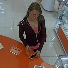 Policija prašo padėti atpažinti telefoną pavogusią moterį