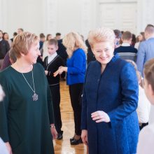 Prezidentei papuošti Kalėdų eglę padėjo užsienio lietuvių vaikai