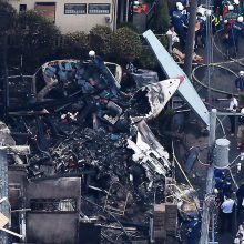 Tokijuje sudužo lėktuvas, užsidegė namai, žuvo trys žmonės