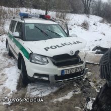 Per avariją netoli Vievio sumaitota policijos „Škoda“