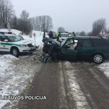 Per avariją netoli Vievio sumaitota policijos „Škoda“