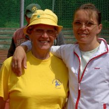 Kartu su savo mama ir trenere A.M.Vilčinskiene <span style=color:red;>(kairėje)</span> Ramunė dalyvauja ir demonstruoja puikią formą planetos bei Europos čempionatuose.