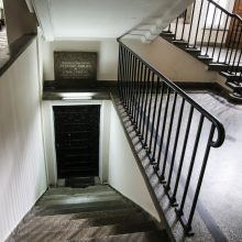 2013 m.: laiptai, vedantys į koplyčią, kurioje 1934 m. balandžio 15-ąją buvo pastatyti variniai karstai su balzamuotais lakūnų kūnais.