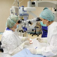 Sąlygos: modernioje ir naujausia įranga aprūpintoje operacinėje pacientams atliekamos kataraktos operacijos – dirbtinio akies lęšiuko implantacija.