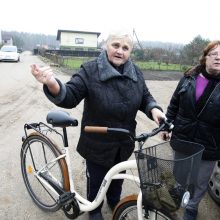 Saugumas: dviračiais į darbovietes Palangoje kasdien važinėjančios Zita Viršilienė ir Irena Strakšienė stebėjosi, kad projektuotojams atrodo saugiau žmones pasiųsti lankstu į kurortą, kur tenka kirsti du intensyvaus eismo kelius, nei tiesiai pervažiuoti v
