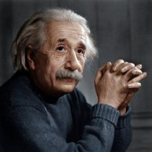 1955 m. miręs fizikas A. Einsteinas buvo kremuotas, o pelenus nežinomoje vietoje išbarstė du jo draugai.