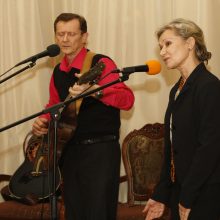 Violeta ir Artūras Savičenkos virpino klausytojų širdis Andriaus Kulikausko daina „Gintarai“.