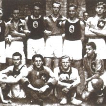 1925-ųjų gruodžio 13-oji, Lietuvos krepšininkai <span style=color:red;>(šviesesni marškinėliai)</span> po rungtynių su latviais