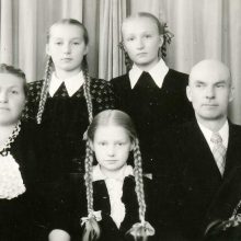 D.Kšanienė <span style=color:red;>(antroje eilėje kairėje)</span> užaugo darnioje ir tvarkingoje šeimoje.