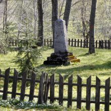 Atkūrė: Botanikos sodo vadovybė geranoriškai atsižvelgė tiek į visuomenininkų, tiek į paveldo saugotojų pastabas ir Tauralaukio dvaro kapinaitėms grąžino buvusį vaizdą.