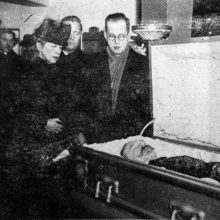 Šermenys: per gaisrą Klivlande prie tragiškai žuvusio prezidento A.Smetonos karsto gedi jo artimieji, 1944 m. sausis.