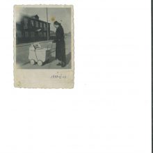 Atminčiai: 1938 m. Sigutės mama su mažyle nufotografuotos prie savo namų P.Vileišio gatvėje.