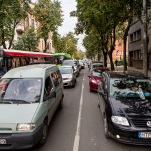 Automobilių spūstys vis labiau dusina Kauną