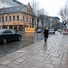 Problema: A.Mickevičiaus gatvės ir Laisvės alėjos sankirtos danga neatlaiko automobilių svorio.