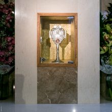 Svarbi: Domeikavos bažnyčioje yra aukščiausio – pirmojo – laipsnio T.Matulionio relikvija – kaulo gabaliukas.