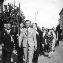 1937 m.: J. Čiudiškis su savo bendradarbiais iš maisto prekių parduotuvės