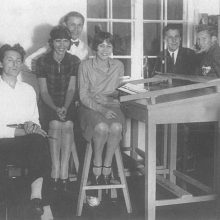1927 m.: Kauno meno mokyklos Grafikos studijoje sėdi pirmas iš dešinės  V.K.Jonynas, stovi A.Tamošaitis. Iškairės: B.Murinas, A.Rūkštelė,  K.petrikaitė, P.Tarabilda, H.Naruševičiūtė.