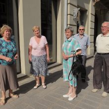 Pastebėjimas: dabartinė kaimynystė pirmame aukšte gyventojus džiugina, tačiau grėsmė šią vietą paversti restoranu tebelieka.