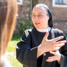 Seserys benediktinės – apie žemiškus vargus ir dieviškus džiaugsmus
