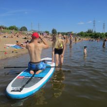 Poilsiautojų Lampėdžio ežero paplūdimyje – tarsi pajūryje