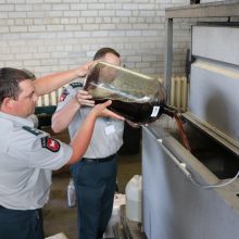 Beveik 5 000 litrų degtinės, alaus ir šampano – į kanalizaciją