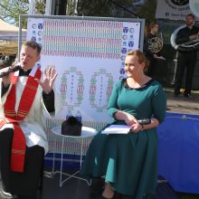 Šeši ąžuolo suolai paskelbė Karmėlavos parko startą 