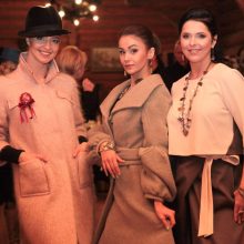 Žinomos moterys mados renginyje „papasakojo“ palto istoriją