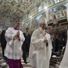 Popiežius ragino padėti benamiams, krikštijo kūdikius, drąsino žindyves