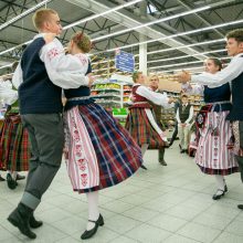 Dainų šventės siaustinis praūžė ir sostinės parduotuvėse