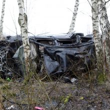 Nuo kelio nuskriejo BMW: keleivis žuvo, vairuotoja – sužeista