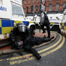 Per riaušės Belfaste sužeista 60 policijos pareigūnų