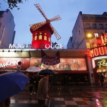 „Femen“ protestavo ant Paryžiaus naktinio klubo „Moulin Rouge“ stogo