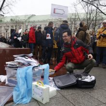 Protestuojantys medikai Katedros aikštėje mokė gaivinti pacientus