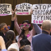 M. Zuckerbergas: „Facebook“ dalyvauja ginklavimosi varžybose su Rusija