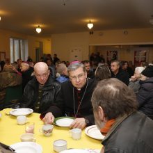 Vyskupai ir vargstantieji –  prie bendro pietų stalo