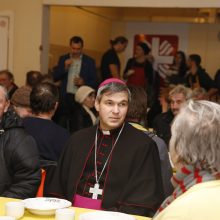Vyskupai ir vargstantieji –  prie bendro pietų stalo