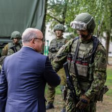 Lietuvoje viešintis Portugalijos gynybos ministras Klaipėdoje susitiko su kariais
