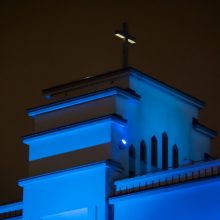 Prisikėlimo bažnyčia nušvito mėlyna spalva