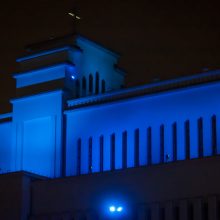 Prisikėlimo bažnyčia nušvito mėlyna spalva