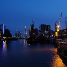 Pristatymas: gražiai apšviesti istoriniai laivai Roterdame pastebimi ir naktį.