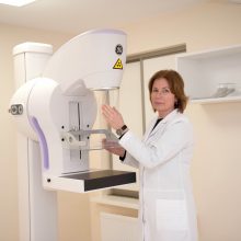 Mamografas: technologijoms vis labiau tobulėjant, jomis užfiksuojami vis mažesni dariniai ir taip iš anksto užkertamas kelias ligai plisti.
