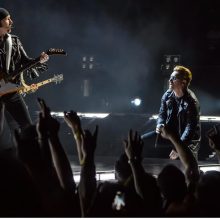 Grupės „Eagles of Death Metal“ ir „U2“ surengė jaudinantį koncertą Paryžiuje