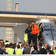 Aplink pasaulį skrendantis Saulės energija varomas lėktuvas nutūpė Egipte 