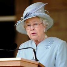 Karalienė Elizabeth II pirmą kartą aplankė savo provaikaitę princesę Charlottę